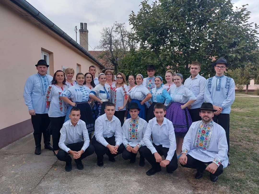 Speváčky, tanečníci a orchester po prvýkrát v Laliti