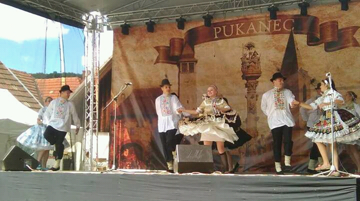 Folklóristi zo Selenče na Pukanských remeselných trhoch