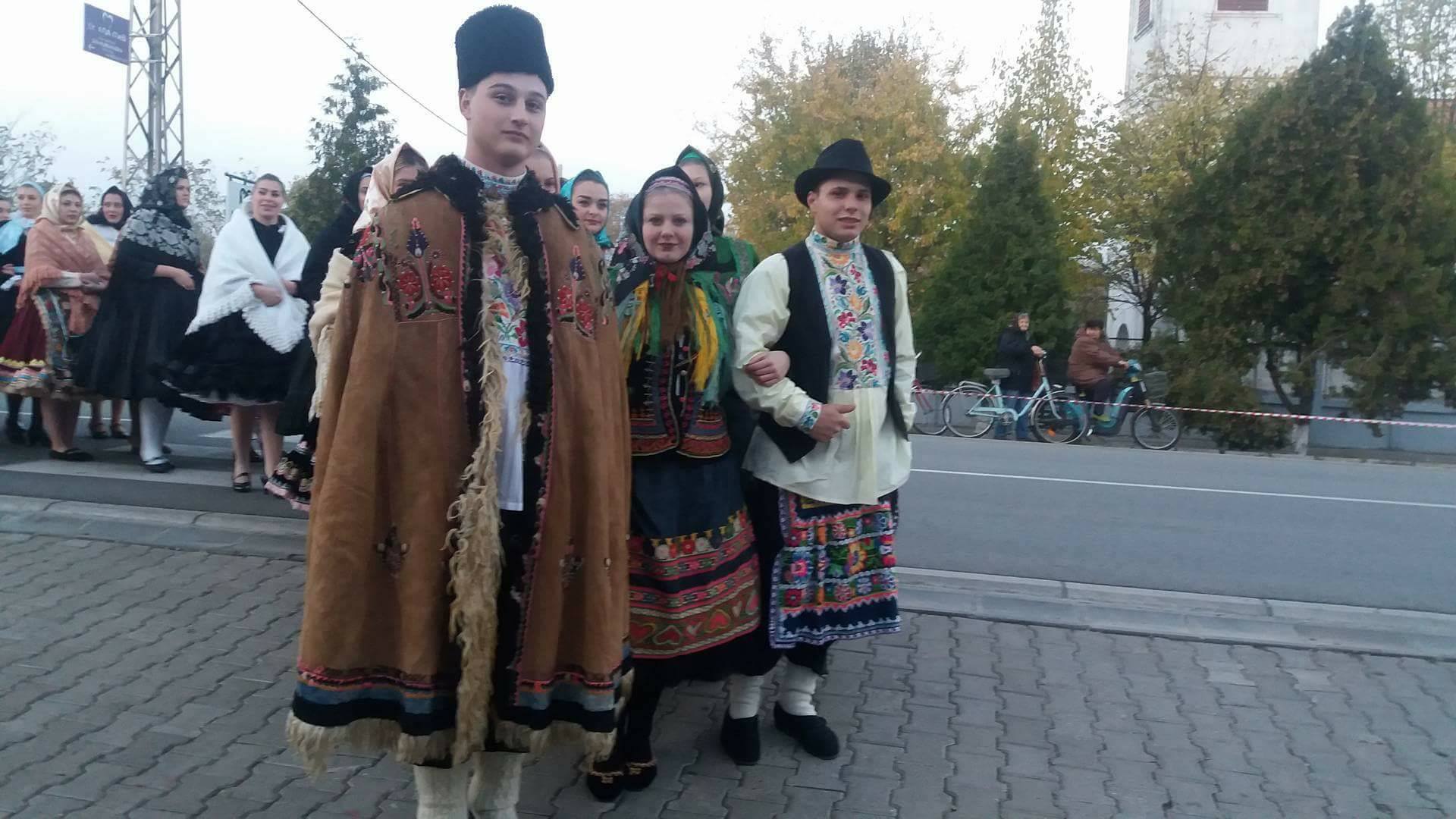Selenčské kroje na Festivale slovenských ľudových krojov v Kisači