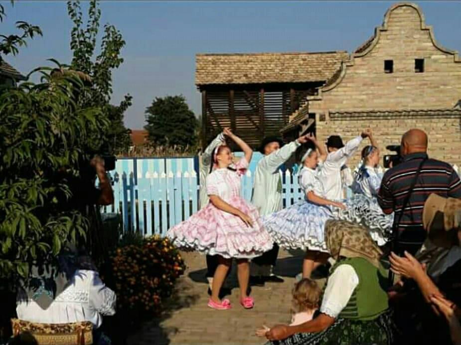 Folkloristi pri otváraní slovenského sedliackeho domu v Selenči
